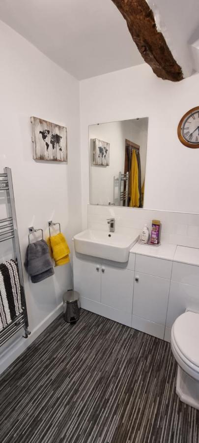 Modern And Spacious 2 Bedroom Apartment With Free Parking Llansantffraid Llansantffraid Glyn Ceiriog Exteriör bild