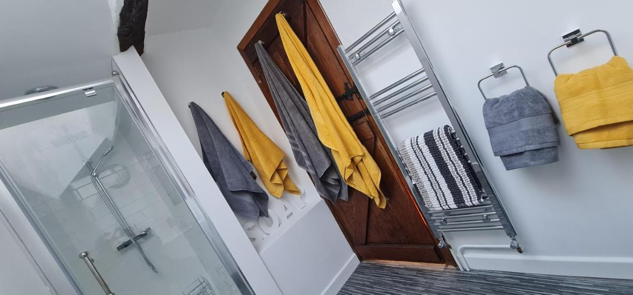 Modern And Spacious 2 Bedroom Apartment With Free Parking Llansantffraid Llansantffraid Glyn Ceiriog Exteriör bild