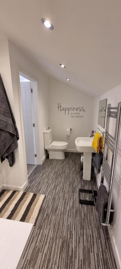Modern And Spacious 2 Bedroom Apartment With Free Parking Llansantffraid Llansantffraid Glyn Ceiriog Exteriör bild