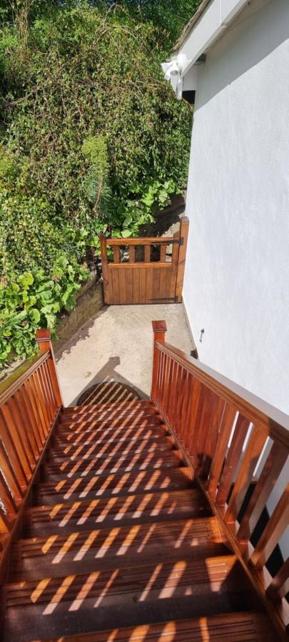Modern And Spacious 2 Bedroom Apartment With Free Parking Llansantffraid Llansantffraid Glyn Ceiriog Exteriör bild