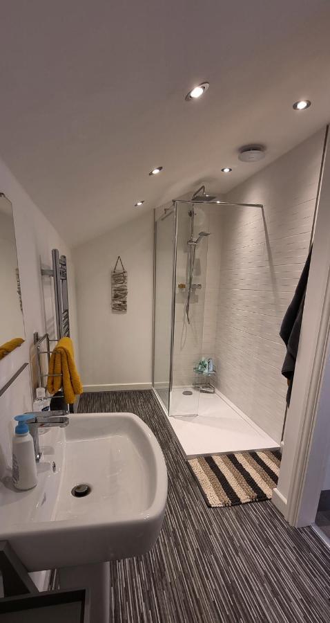 Modern And Spacious 2 Bedroom Apartment With Free Parking Llansantffraid Llansantffraid Glyn Ceiriog Exteriör bild