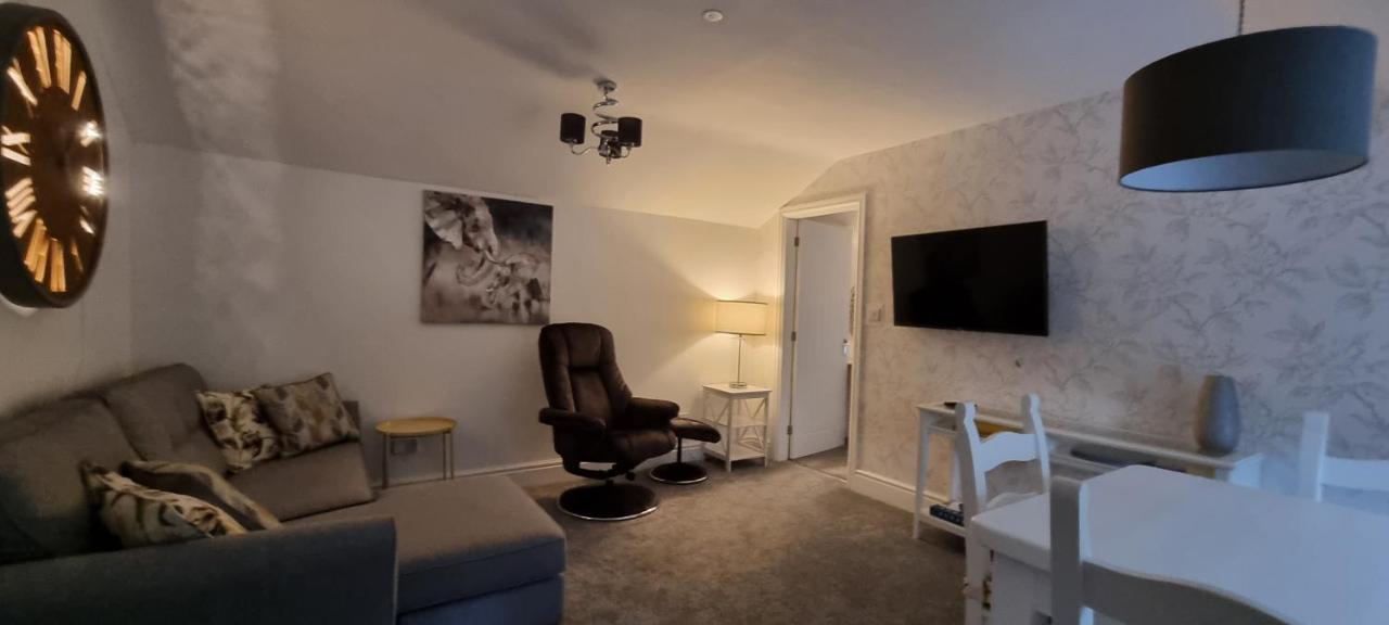 Modern And Spacious 2 Bedroom Apartment With Free Parking Llansantffraid Llansantffraid Glyn Ceiriog Exteriör bild